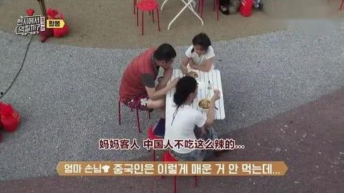 明星在街头卖海鲜,人气爆棚引围观